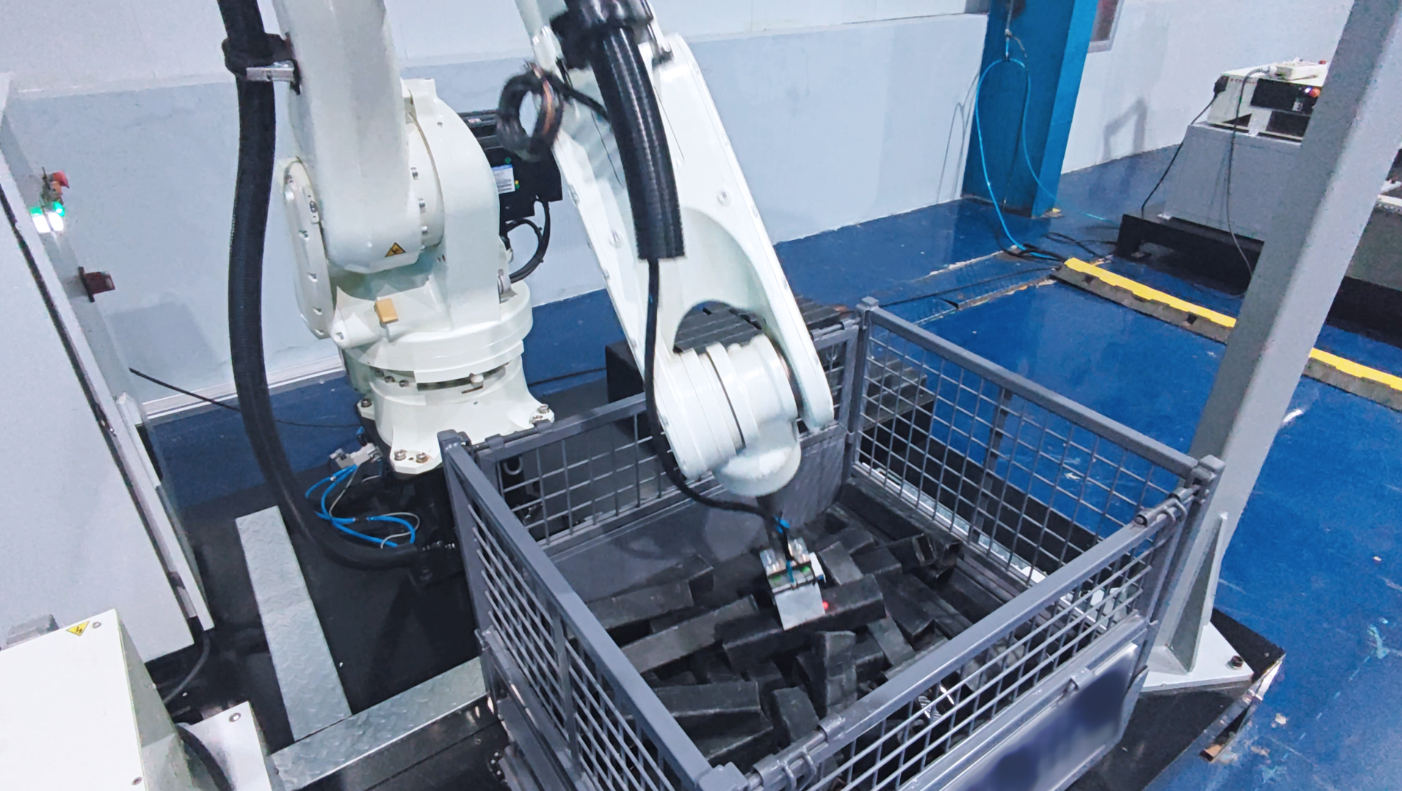 智能機(jī)器人應(yīng)用-深色鋼坯深筐無序抓取